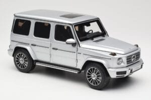 Mercedes G-Class G 500 W463A Iridium Silver Metallic Minichamps 1:18 113037112 Kov – obrázek 6 z 8