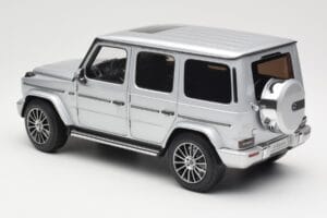 Mercedes G-Class G 500 W463A Iridium Silver Metallic Minichamps 1:18 113037112 Kov – obrázek 7 z 8
