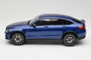 Mercedes AMG GLC 43 Coupe Brilliant Modrý GT Spirit 1:18 B66960468 Pryskyřice – obrázek 3 z 6