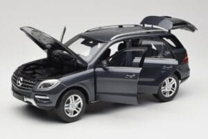 Mercedes M-Class W164 Grey Metallic Minichamps 1:18 100030100 Kov – obrázek 2 z 8