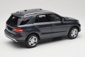 Mercedes M-Class W164 Grey Metallic Minichamps 1:18 100030100 Kov – obrázek 3 z 8