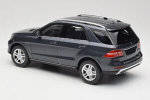 Mercedes M-Class W164 Grey Metallic Minichamps 1:18 100030100 Kov – obrázek 7 z 8