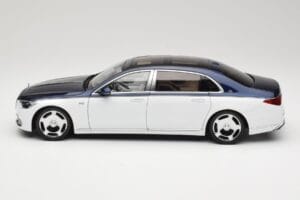 Mercedes Maybach S-Class Z223 Nautical Blue Diamond White Almost Real 1:18 820126 Kov – obrázek 4 z 8