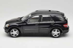 Mercedes ML W164 Obsidian Black Dealerská Edice Minichamps 1:18 B66962321 Kov – obrázek 4 z 8
