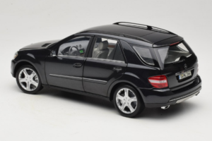 Mercedes ML W164 Obsidian Black Dealerská Edice Minichamps 1:18 B66962321 Kov – obrázek 7 z 8