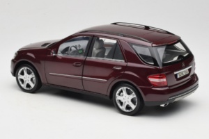 Mercedes ML W164 Red Metallic Minichamps 1:18 150034500 Kov – obrázek 7 z 8