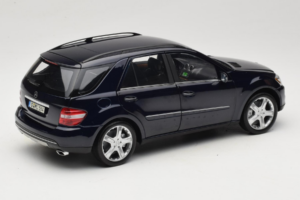 Mercedes ML W164 Tanzanite Blue Dealerská Edice Minichamps 1:18 B66962322 Kov – obrázek 3 z 8
