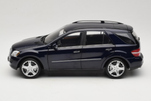 Mercedes ML W164 Tanzanite Blue Dealerská Edice Minichamps 1:18 B66962322 Kov – obrázek 4 z 8