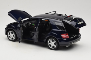 Mercedes ML W164 Tanzanite Blue Dealerská Edice Minichamps 1:18 B66962322 Kov – obrázek 5 z 8