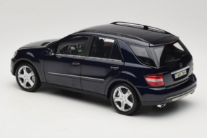 Mercedes ML W164 Tanzanite Blue Dealerská Edice Minichamps 1:18 B66962322 Kov – obrázek 7 z 8