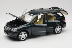 Mercedes ML W164 Green Metallic Minichamps 1:18 150034502 Kov – obrázek 2 z 8