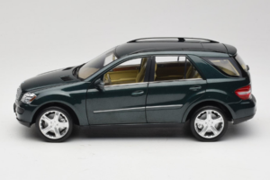 Mercedes ML W164 Green Metallic Minichamps 1:18 150034502 Kov – obrázek 4 z 8
