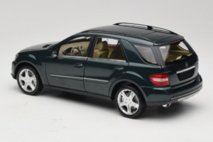 Mercedes ML W164 Green Metallic Minichamps 1:18 150034502 Kov – obrázek 7 z 8