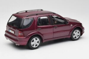 Mercedes ML55 AMG W163 Fialový Maisto 1:18 31876 Kov – obrázek 3 z 8