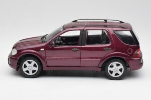 Mercedes ML55 AMG W163 Fialový Maisto 1:18 31876 Kov – obrázek 4 z 8