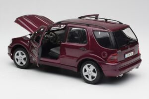 Mercedes ML55 AMG W163 Fialový Maisto 1:18 31876 Kov – obrázek 5 z 8