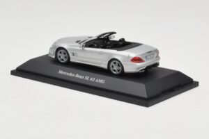 Mercedes SL 63 AMG R230 Silver Metallic Minichamps 1:43 B66960018 Kov – obrázek 3 z 4