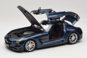 Mercedes SLS AMG Black Series Daytona Blue Metallic Minichamps 1:18 110033026 Kov – obrázek 2 z 8