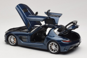Mercedes SLS AMG Black Series Daytona Blue Metallic Minichamps 1:18 110033026 Kov – obrázek 5 z 8