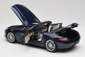Mercedes SLS AMG R197 Roadster South Seas Modrý Minichamps 1:18 100039031 Kov – obrázek 5 z 8