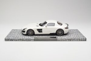 Mercedes Brabus SLS AMG 700 Biturbo Pearl Bílý Minichamps 1:18 107032020 Kov – obrázek 3 z 6