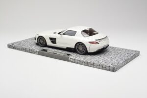 Mercedes Brabus SLS AMG 700 Biturbo Pearl Bílý Minichamps 1:18 107032020 Kov – obrázek 5 z 6