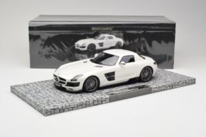 Mercedes Brabus SLS AMG 700 Biturbo Pearl Bílý Minichamps 1:18 107032020 Kov – obrázek 6 z 6