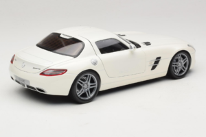 Mercedes SLS AMG Designo Mystic White Museum Edition Minichamps 1:18 B66055551 Kov – obrázek 3 z 8