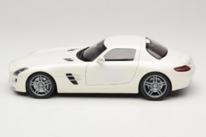 Mercedes SLS AMG Designo Mystic White Museum Edition Minichamps 1:18 B66055551 Kov – obrázek 4 z 8