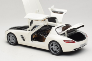 Mercedes SLS AMG Designo Mystic White Museum Edition Minichamps 1:18 B66055551 Kov – obrázek 5 z 8