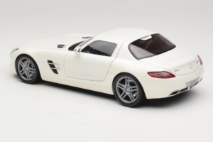 Mercedes SLS AMG Designo Mystic White Museum Edition Minichamps 1:18 B66055551 Kov – obrázek 7 z 8