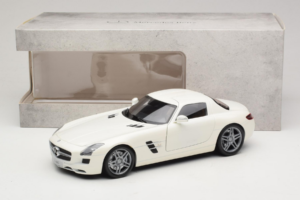 Mercedes SLS AMG Designo Mystic White Museum Edition Minichamps 1:18 B66055551 Kov – obrázek 8 z 8