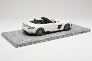 Mercedes Brabus SLS AMG 700 Biturbo Roadster Pearl Bílý Minichamps 1:18 107032130 Kov – obrázek 2 z 6