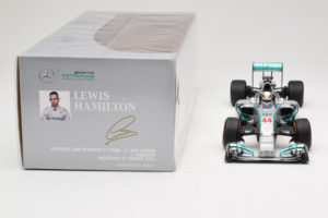 Mercedes W05 #44 L. Hamilton Mercedes AMG Petronas Malaysian Grand Prix Winner 2014 Minichamps 1:18 110140144 Kov – obrázek 6 z 7