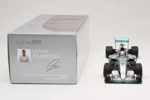 Mercedes W06 #44 L. Hamilton Mercedes AMG Petronas Japanese Grand Prix Winner 2015 Minichamps 1:18 110150344 Kov – obrázek 6 z 7