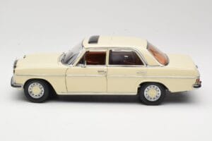 Mercedes W115 Strich 8 Krémový Sun Star 1:18 4581 Kov – obrázek 4 z 8