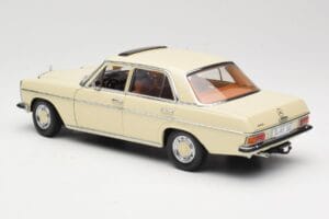 Mercedes W115 Strich 8 Krémový Sun Star 1:18 4581 Kov – obrázek 7 z 8