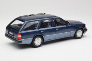 Mercedes 300D W124 T-Modell Nautical Modrý Norev 1:18 183962 Kov – obrázek 3 z 8