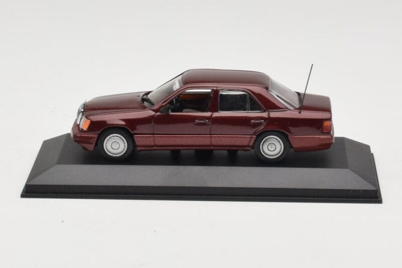 Mercedes W124 Dark Red Metallic Minichamps 1:43 Mercedes W124 Dark Red Metallic Minichamps 1:43 MB002 Kov