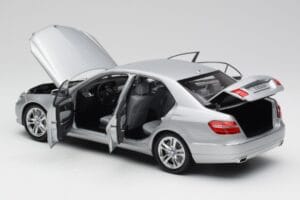 Mercedes E-Klasse W212 Avantgarde Iridium Stříbrný Lak Vydání 2 Minichamps 1:18 B66960212-D2 Kov – obrázek 5 z 11