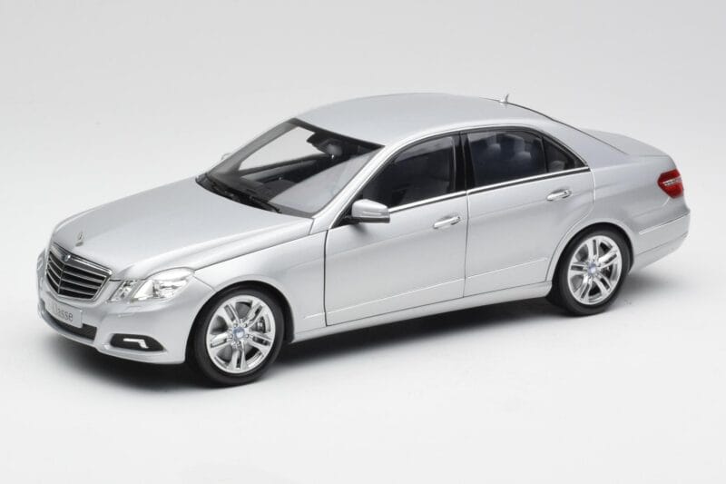 Mercedes E-Klasse W212 Avantgarde Iridium Stříbrný Lak Vydání 1 Minichamps 1:18 B66960212-D1 Kov