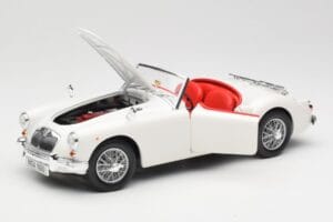 MGA Roadster Old English White Revell 1:18 08455 Kov – obrázek 2 z 8