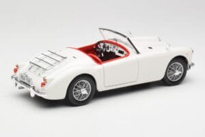 MGA Roadster Old English White Revell 1:18 08455 Kov – obrázek 3 z 8