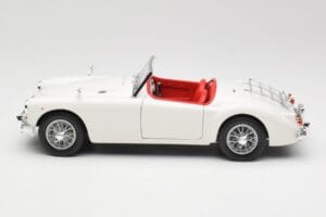 MGA Roadster Old English White Revell 1:18 08455 Kov – obrázek 4 z 8