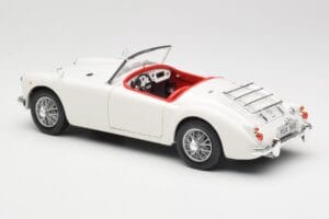 MGA Roadster Old English White Revell 1:18 08455 Kov – obrázek 7 z 8