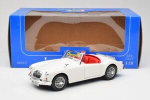 MGA Roadster Old English White Revell 1:18 08455 Kov – obrázek 8 z 8