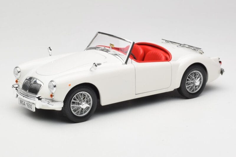 MGA Roadster Old English White Revell 1:18 08455 Kov