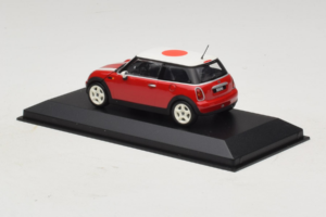 Mini Cooper Červený s Japonskou Vlajkou Minichamps 1:43 80420309024-R1 Kov – obrázek 3 z 5