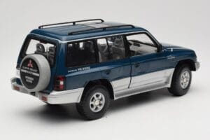 Mitsubishi Pajero V20 LWB Modrý & Stříbrný Sun Star 1:18 1212 Kov – obrázek 3 z 8