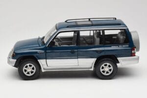 Mitsubishi Pajero V20 LWB Modrý & Stříbrný Sun Star 1:18 1212 Kov – obrázek 4 z 8